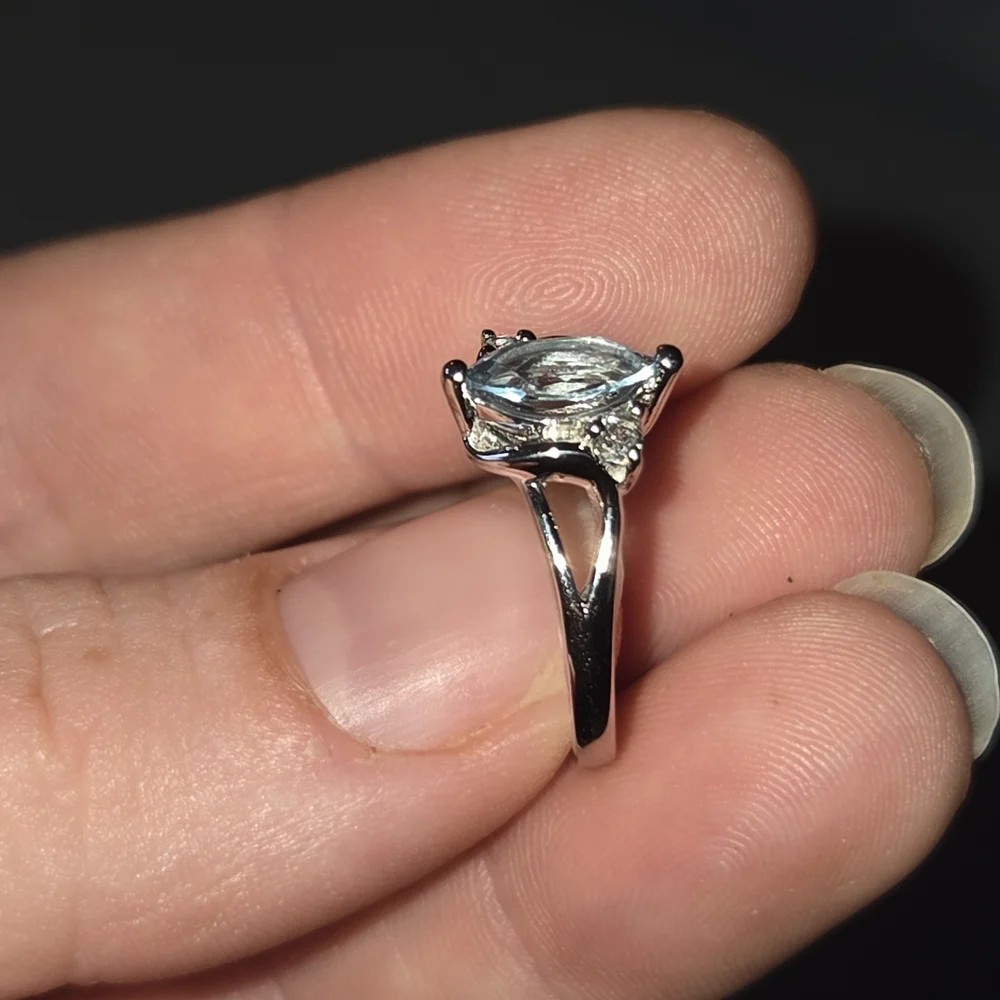 Elegant Sterling Silver Blue Topaz Ring - Picture 4 of 4